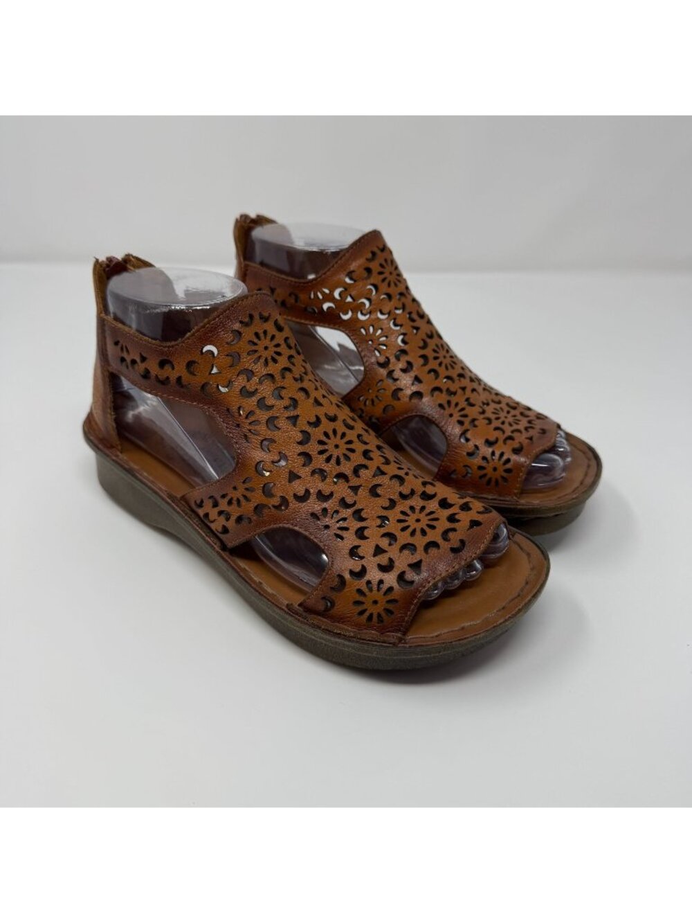 L'Artiste Spring Step Sadhu Brown Leather Cut Out Floral Wedge 36 Sandal Peep To